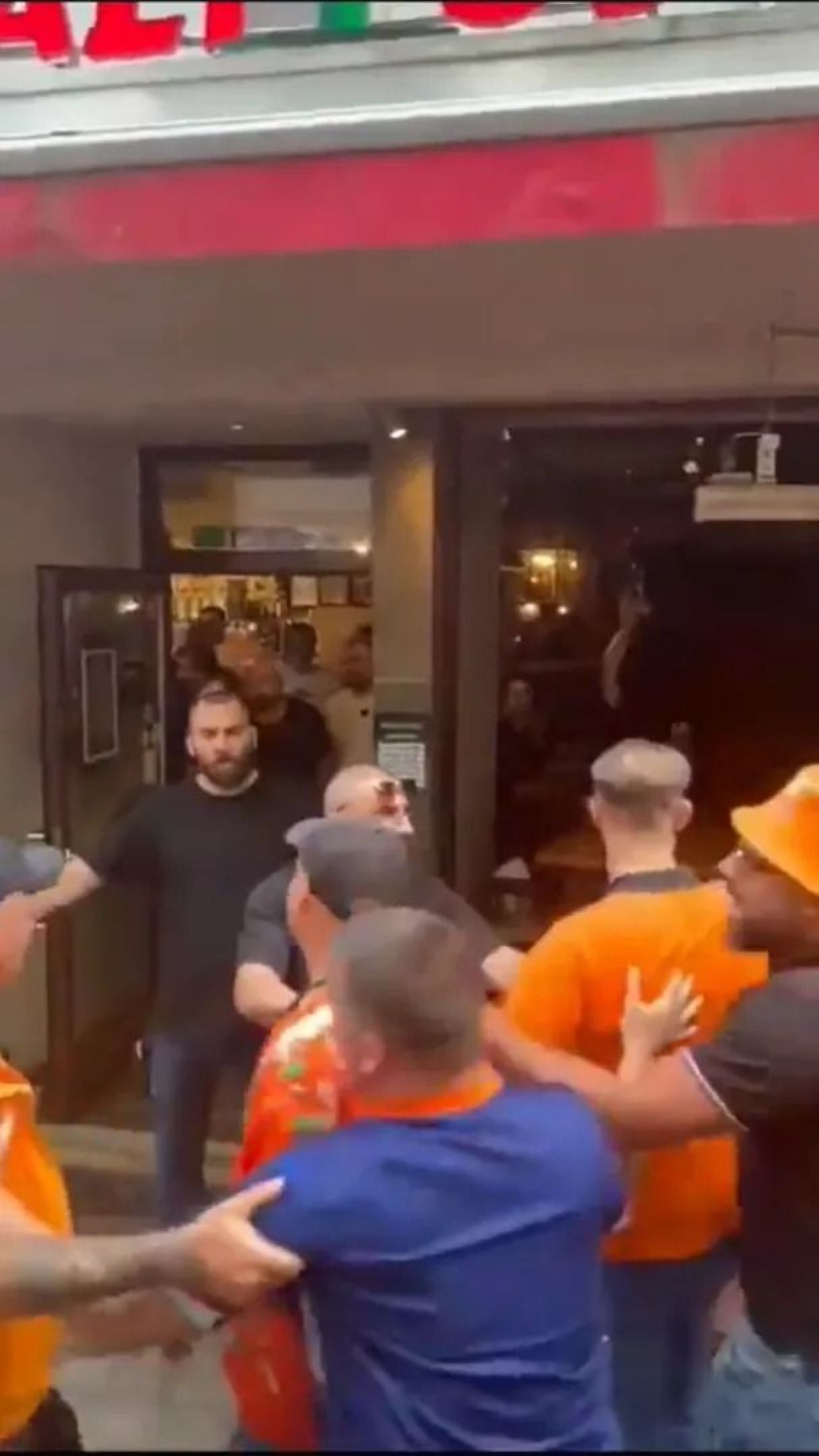 Scene șocante înainte de Olanda - Anglia! Au devastat un bar și s-au bătut cu scaune și televizoare_85