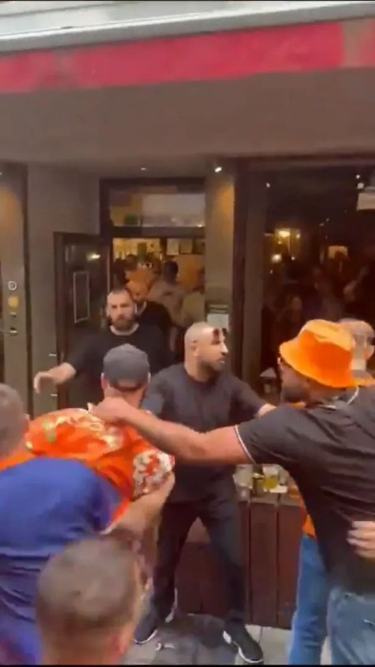 Scene șocante înainte de Olanda - Anglia! Au devastat un bar și s-au bătut cu scaune și televizoare_86