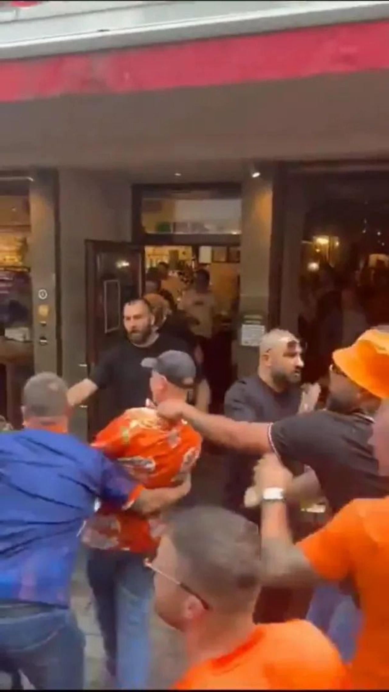 Scene șocante înainte de Olanda - Anglia! Au devastat un bar și s-au bătut cu scaune și televizoare_87