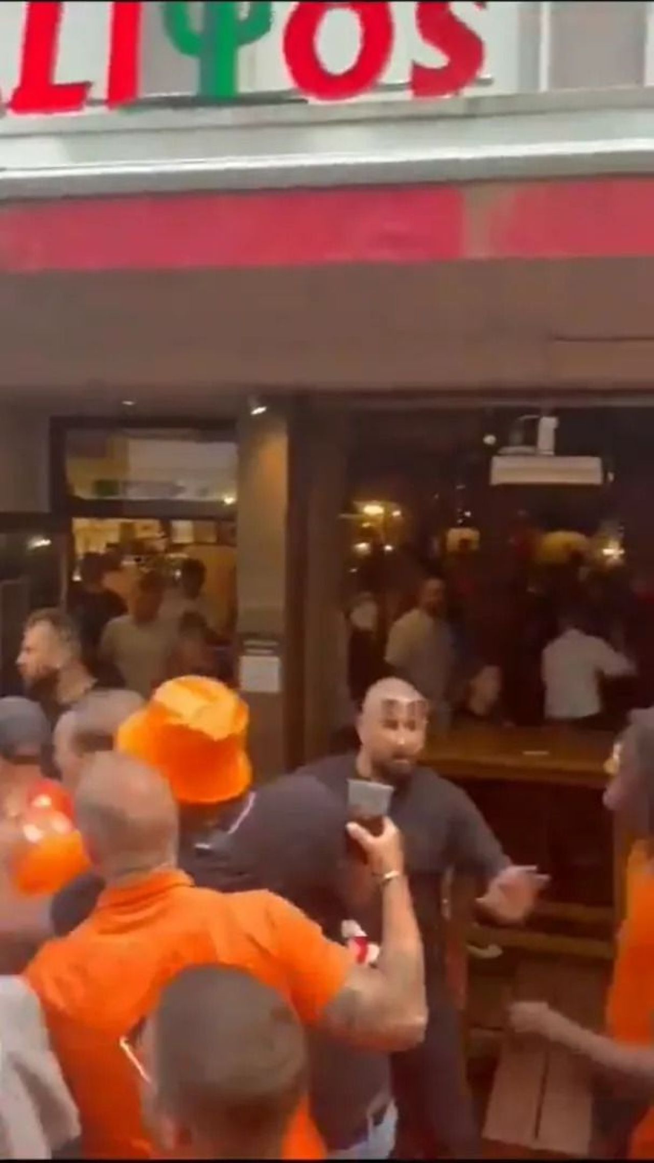 Scene șocante înainte de Olanda - Anglia! Au devastat un bar și s-au bătut cu scaune și televizoare_89