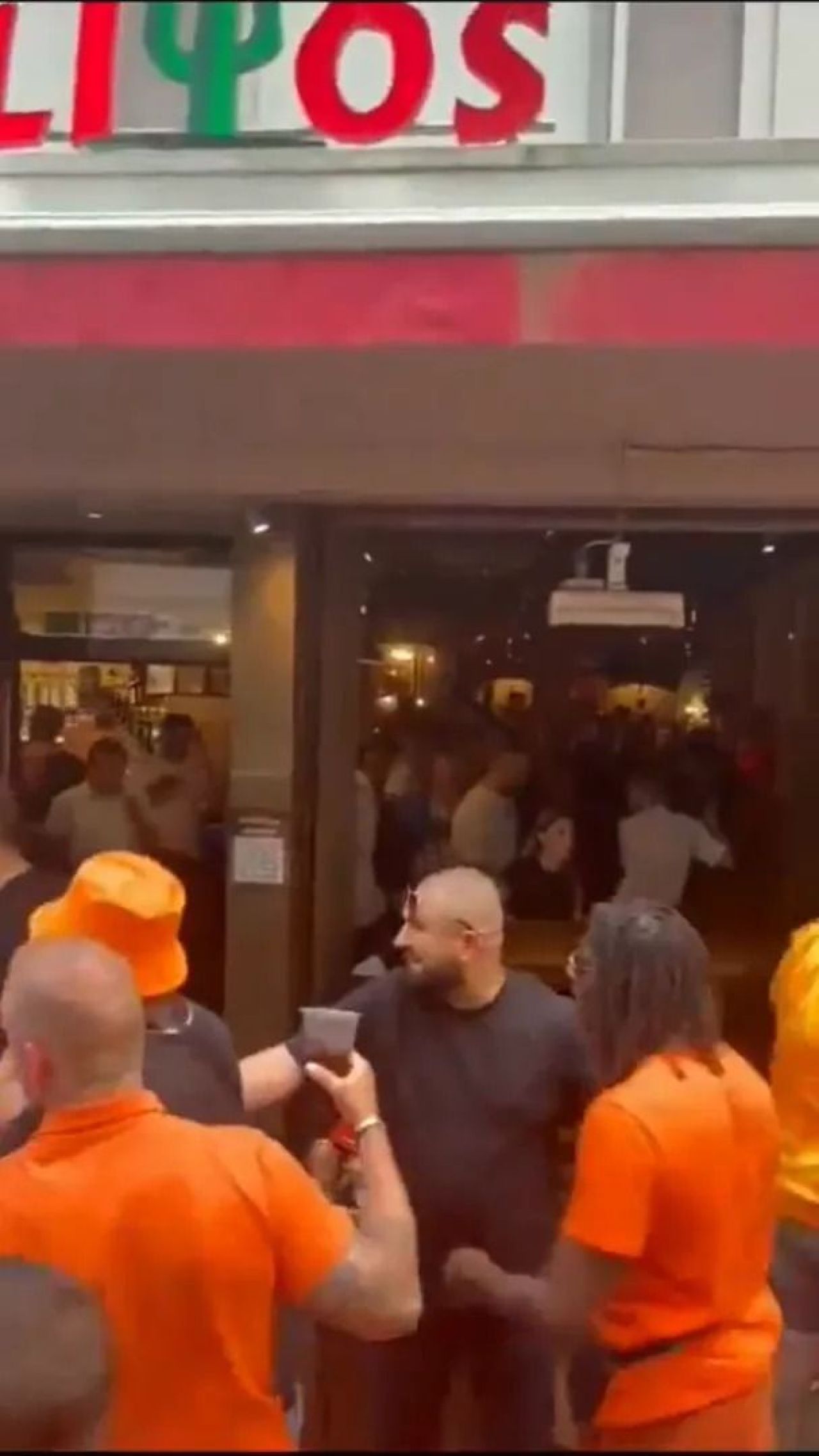 Scene șocante înainte de Olanda - Anglia! Au devastat un bar și s-au bătut cu scaune și televizoare_90