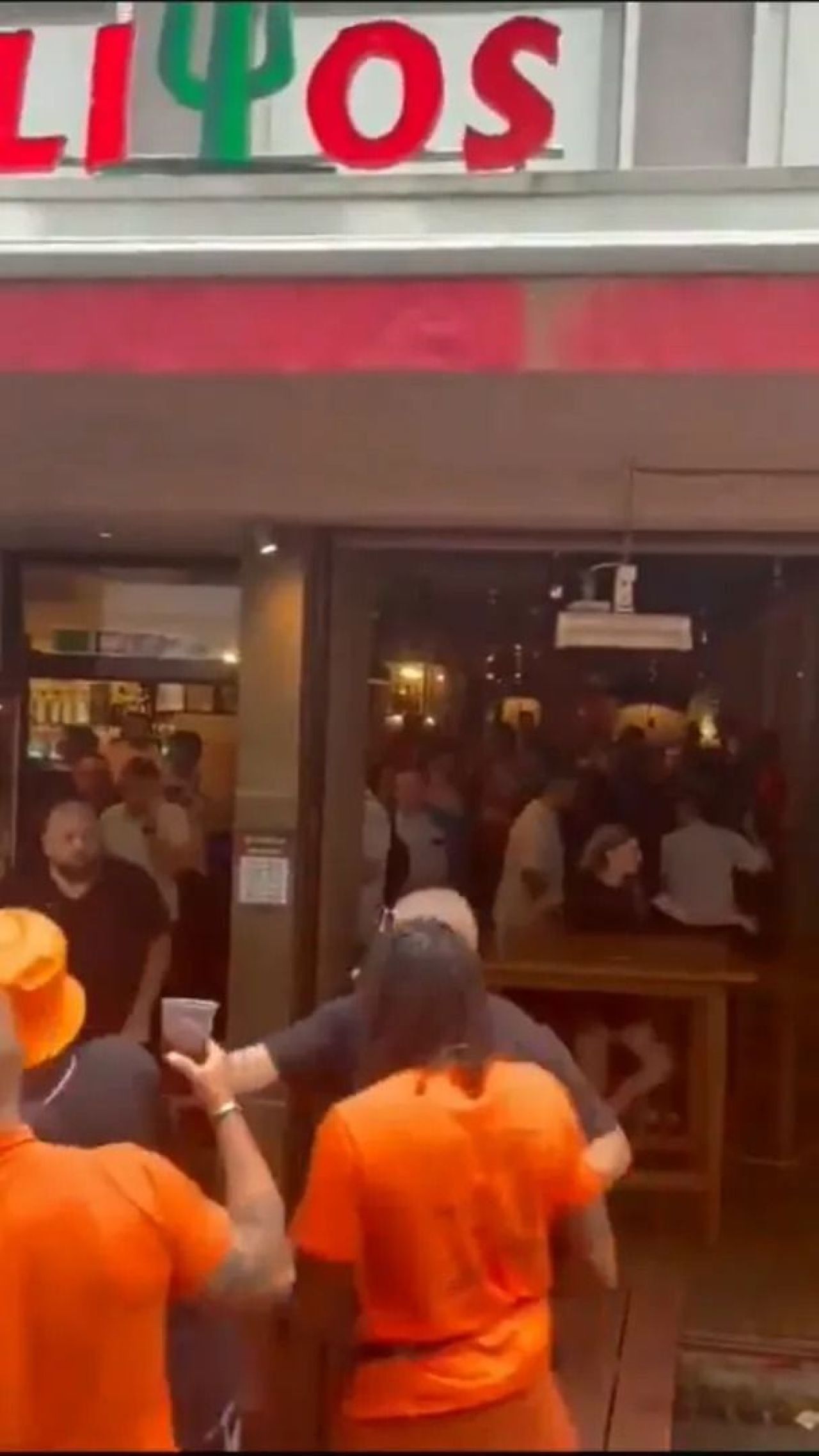 Scene șocante înainte de Olanda - Anglia! Au devastat un bar și s-au bătut cu scaune și televizoare_91