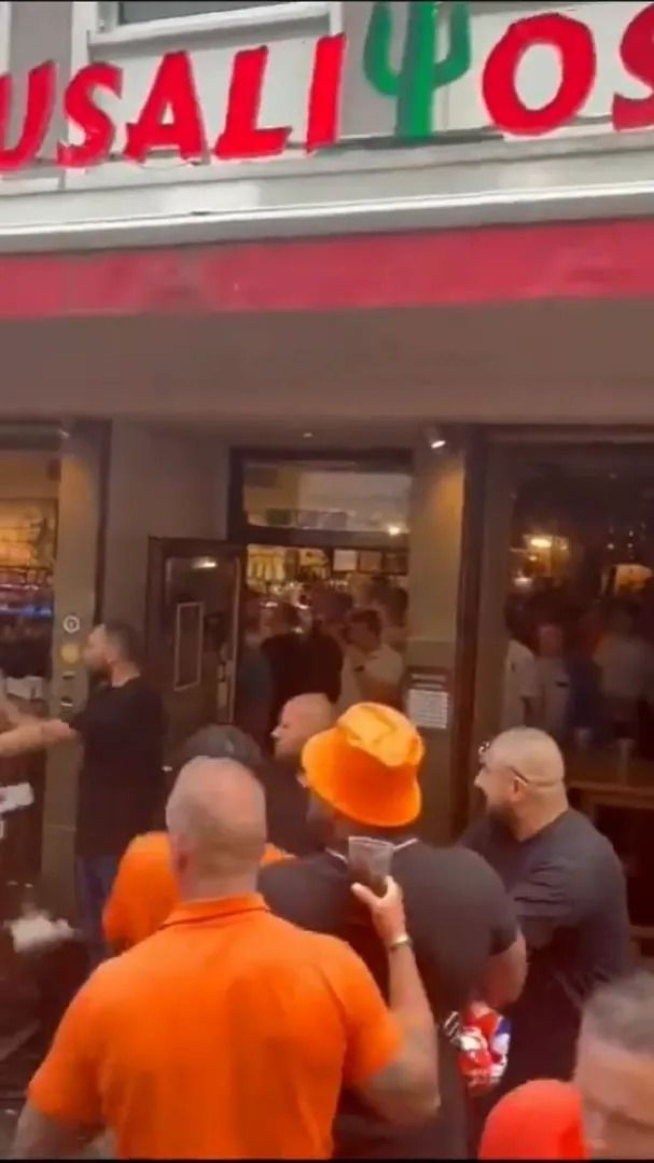 Scene șocante înainte de Olanda - Anglia! Au devastat un bar și s-au bătut cu scaune și televizoare_94