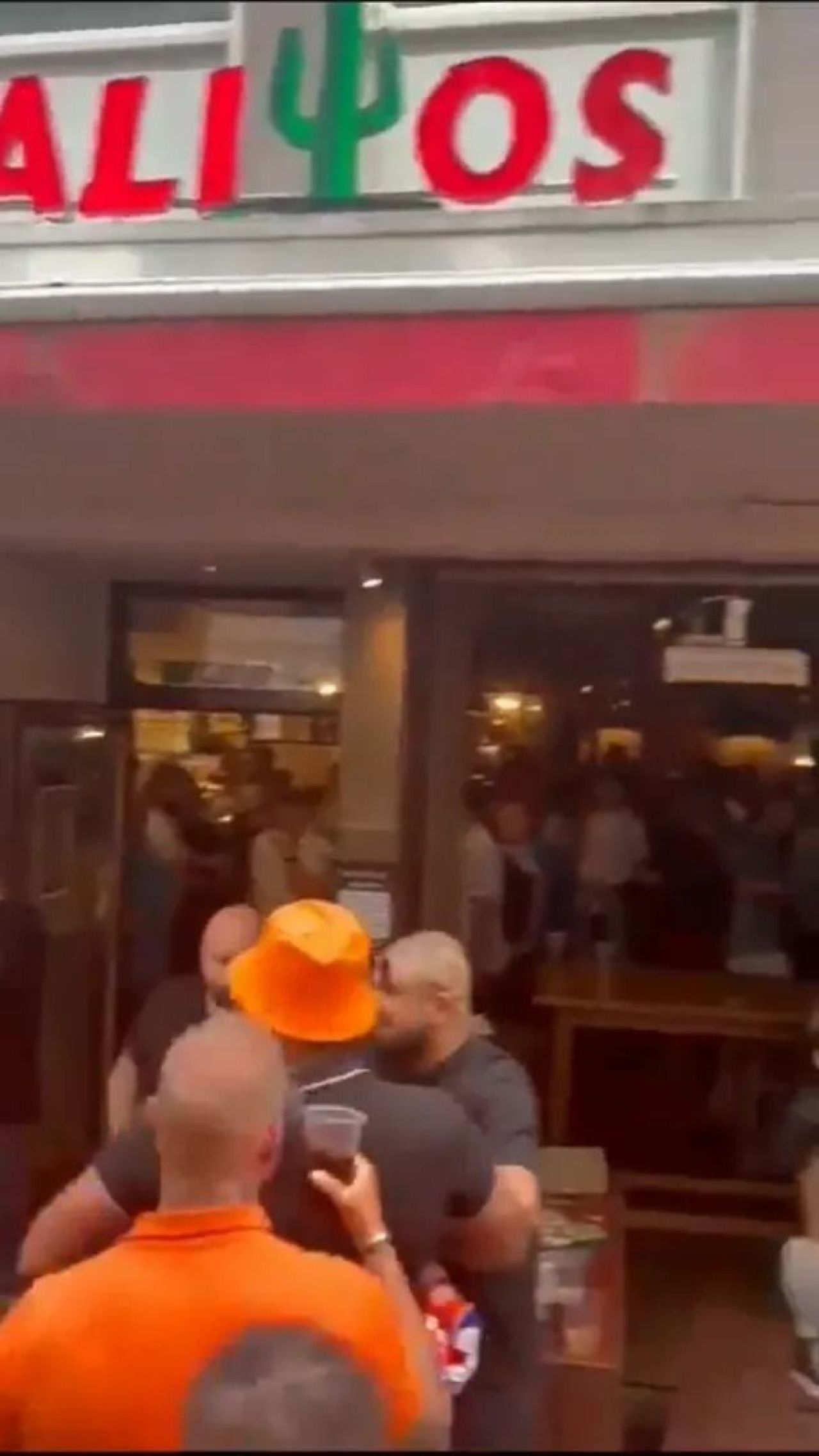 Scene șocante înainte de Olanda - Anglia! Au devastat un bar și s-au bătut cu scaune și televizoare_95