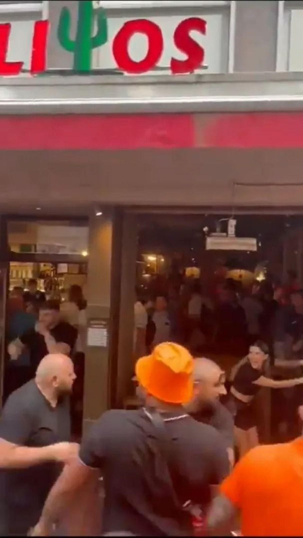 Scene șocante înainte de Olanda - Anglia! Au devastat un bar și s-au bătut cu scaune și televizoare_97
