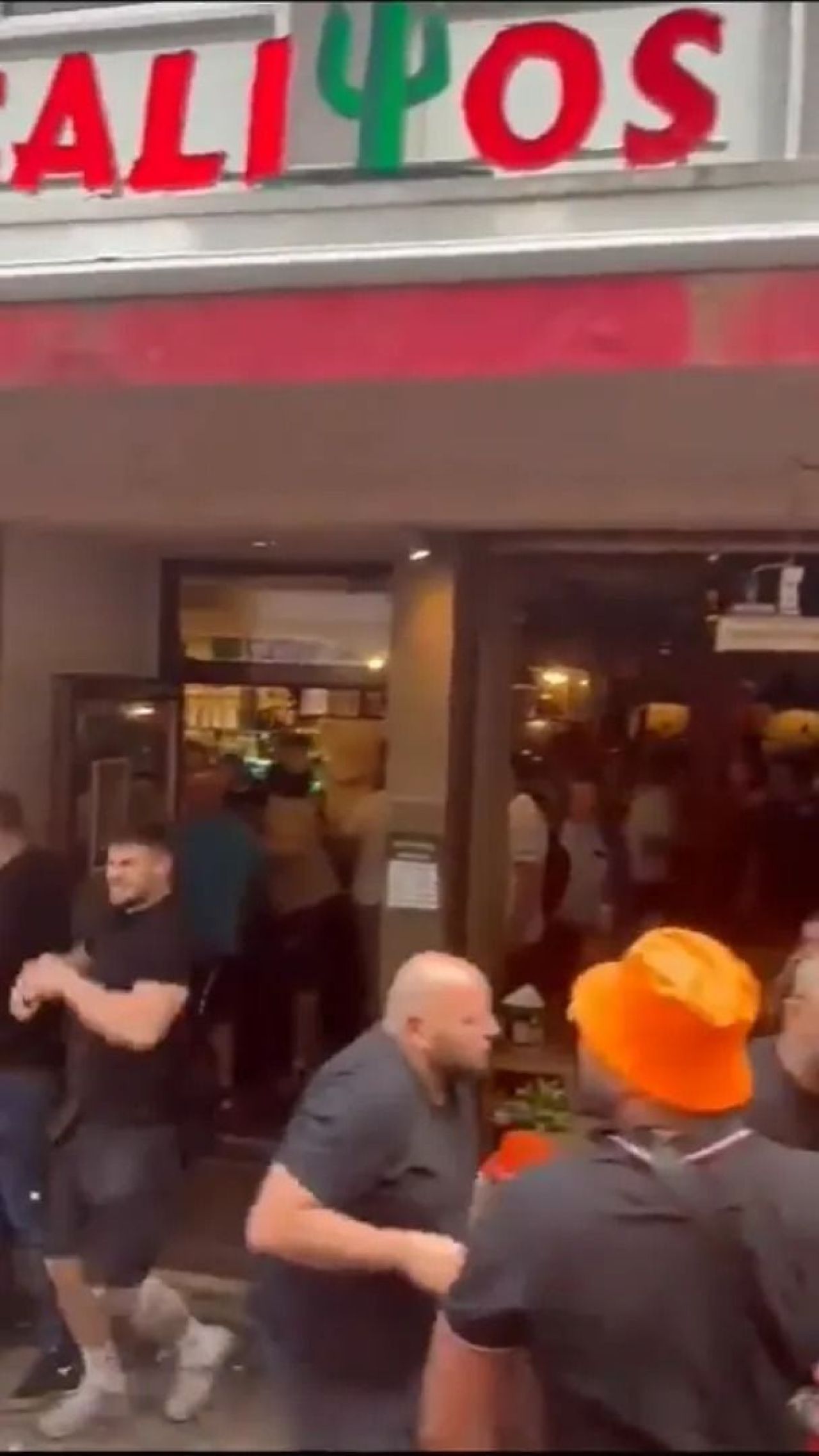 Scene șocante înainte de Olanda - Anglia! Au devastat un bar și s-au bătut cu scaune și televizoare_98