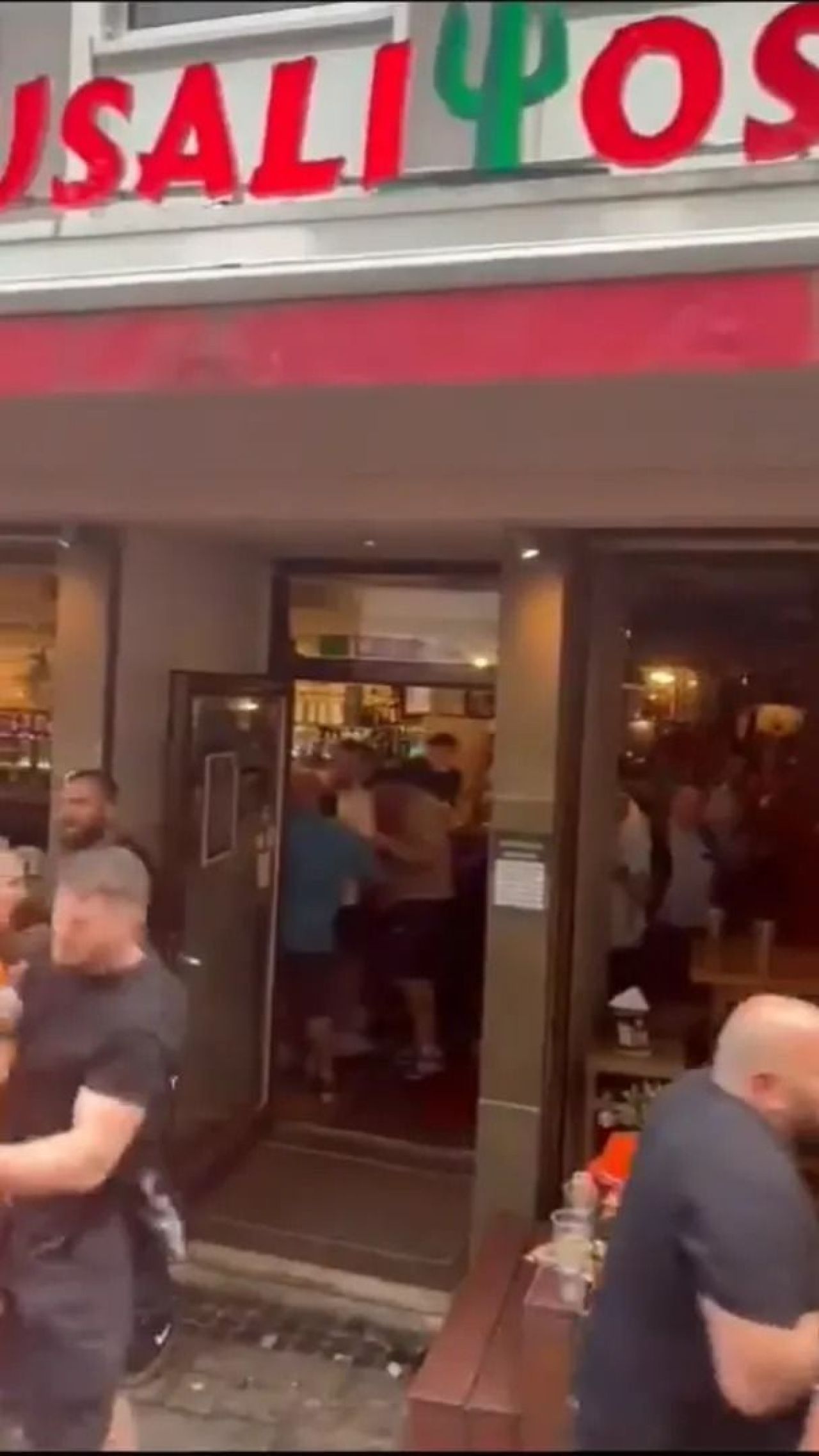 Scene șocante înainte de Olanda - Anglia! Au devastat un bar și s-au bătut cu scaune și televizoare_99