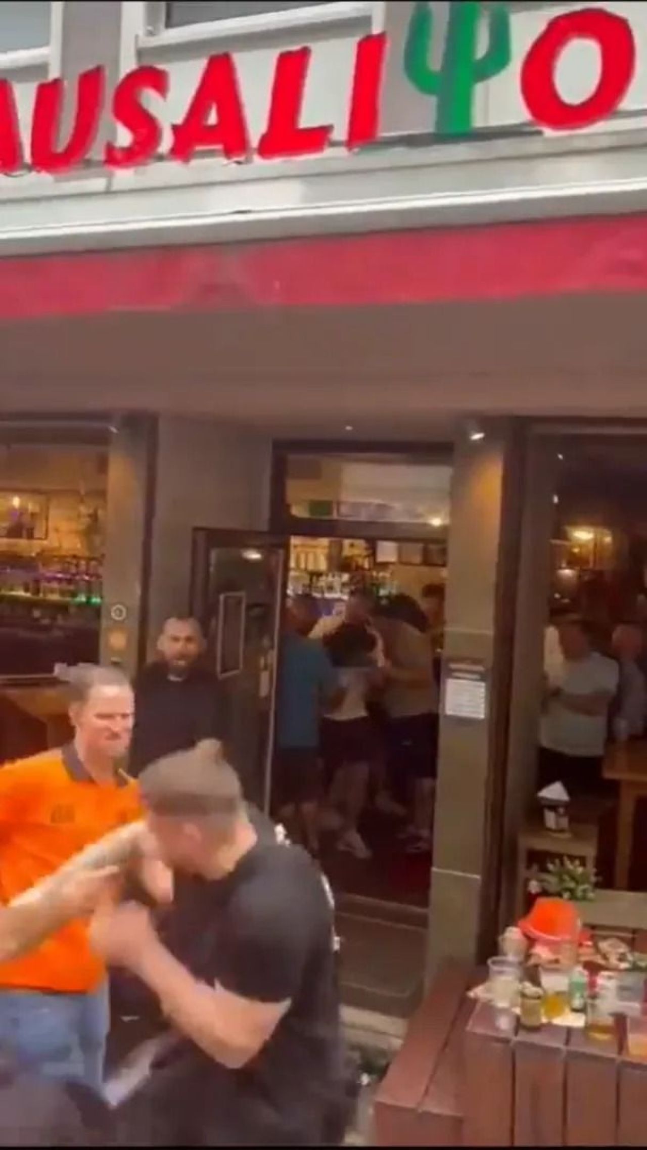 Scene șocante înainte de Olanda - Anglia! Au devastat un bar și s-au bătut cu scaune și televizoare_100