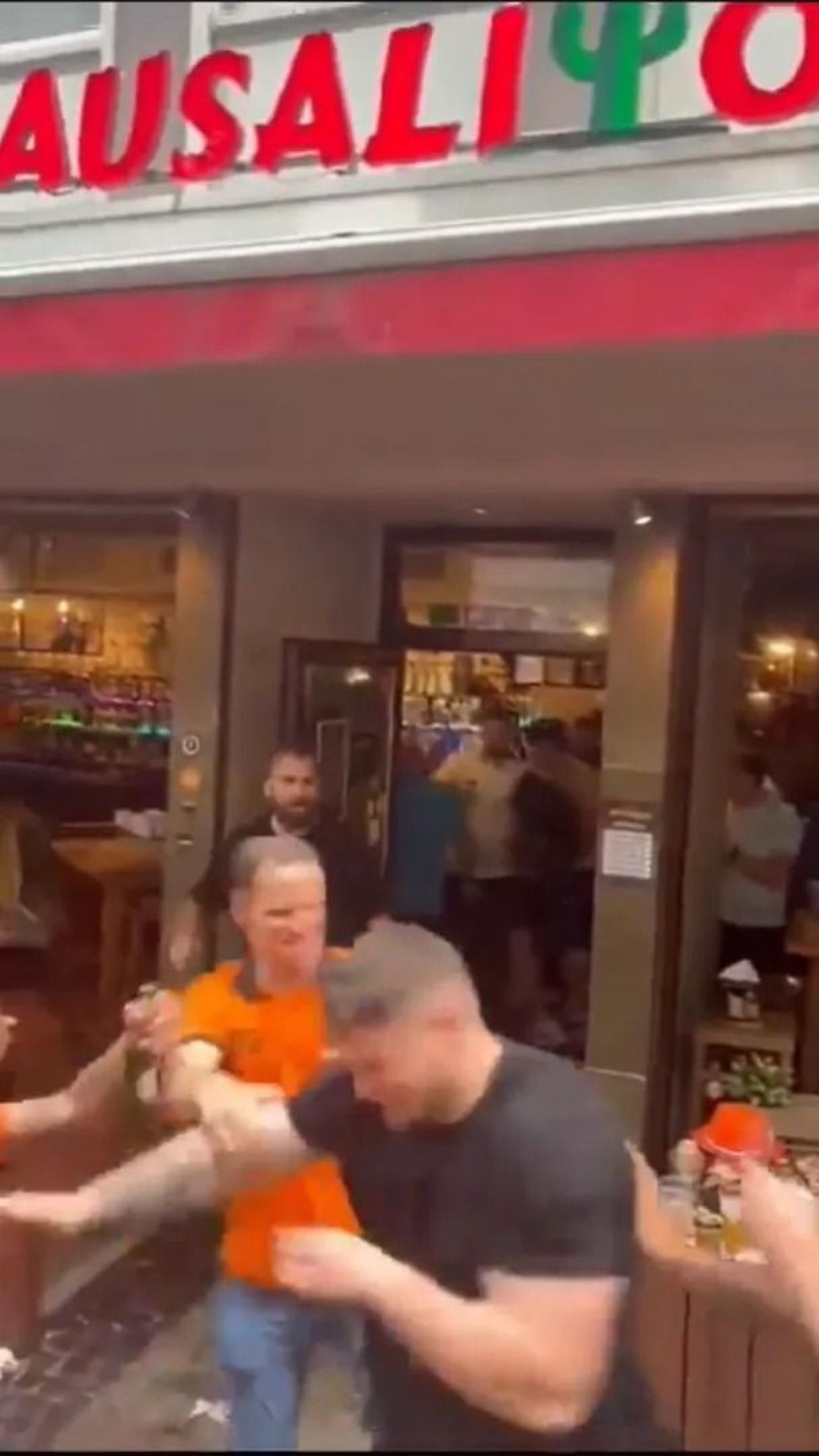 Scene șocante înainte de Olanda - Anglia! Au devastat un bar și s-au bătut cu scaune și televizoare_101