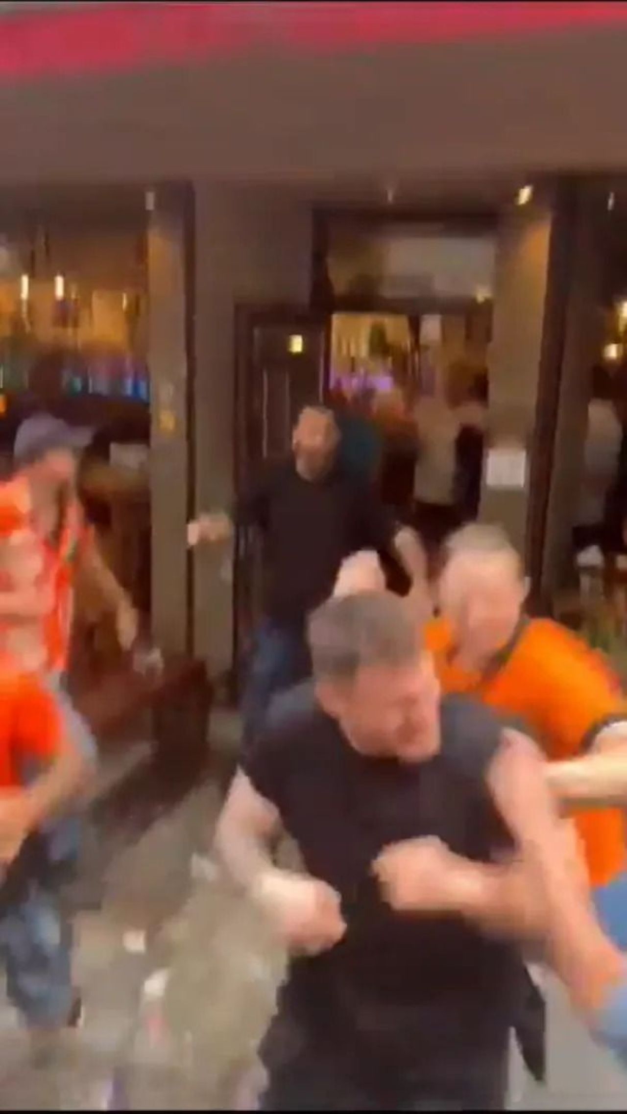 Scene șocante înainte de Olanda - Anglia! Au devastat un bar și s-au bătut cu scaune și televizoare_102