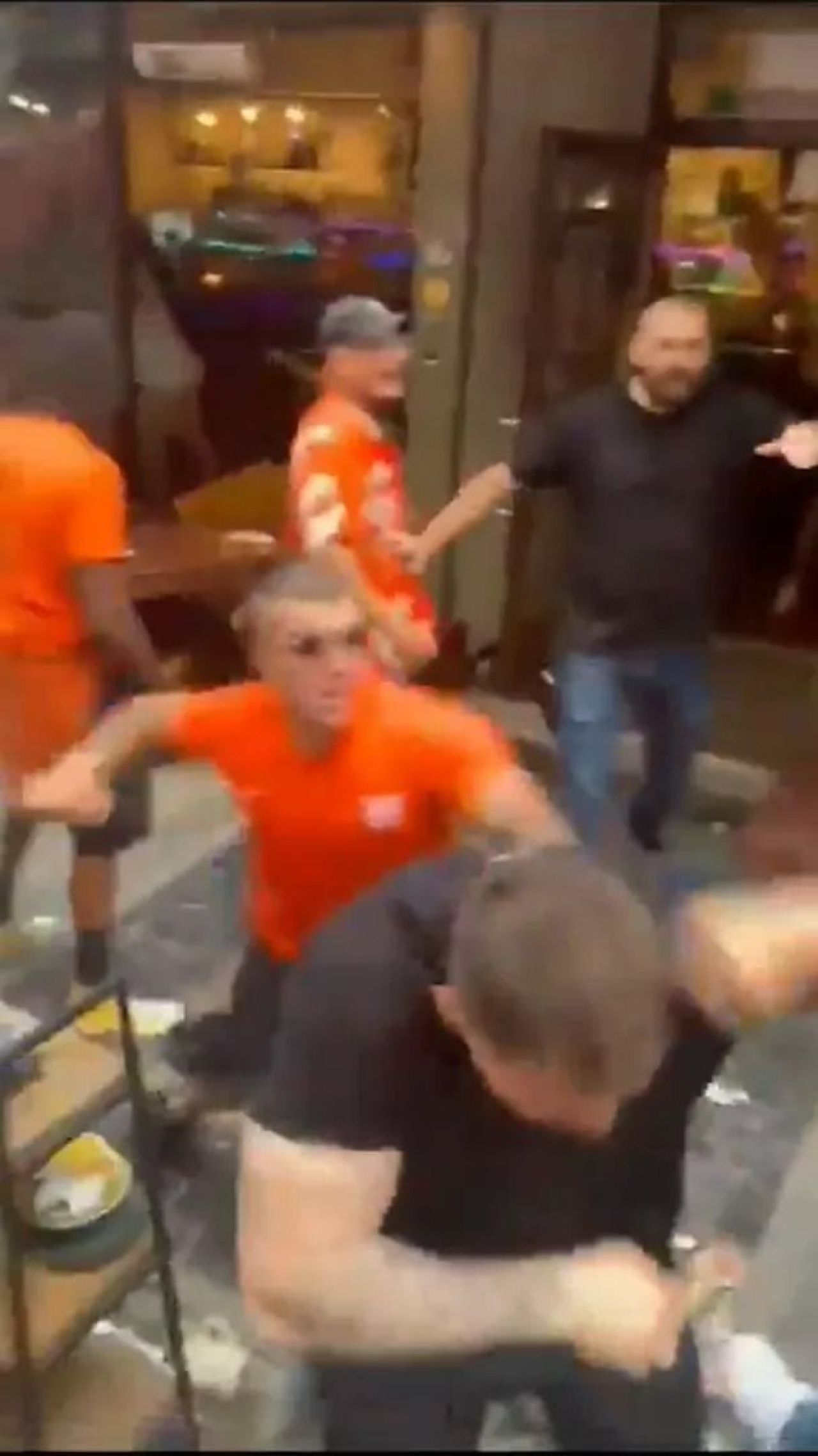 Scene șocante înainte de Olanda - Anglia! Au devastat un bar și s-au bătut cu scaune și televizoare_103
