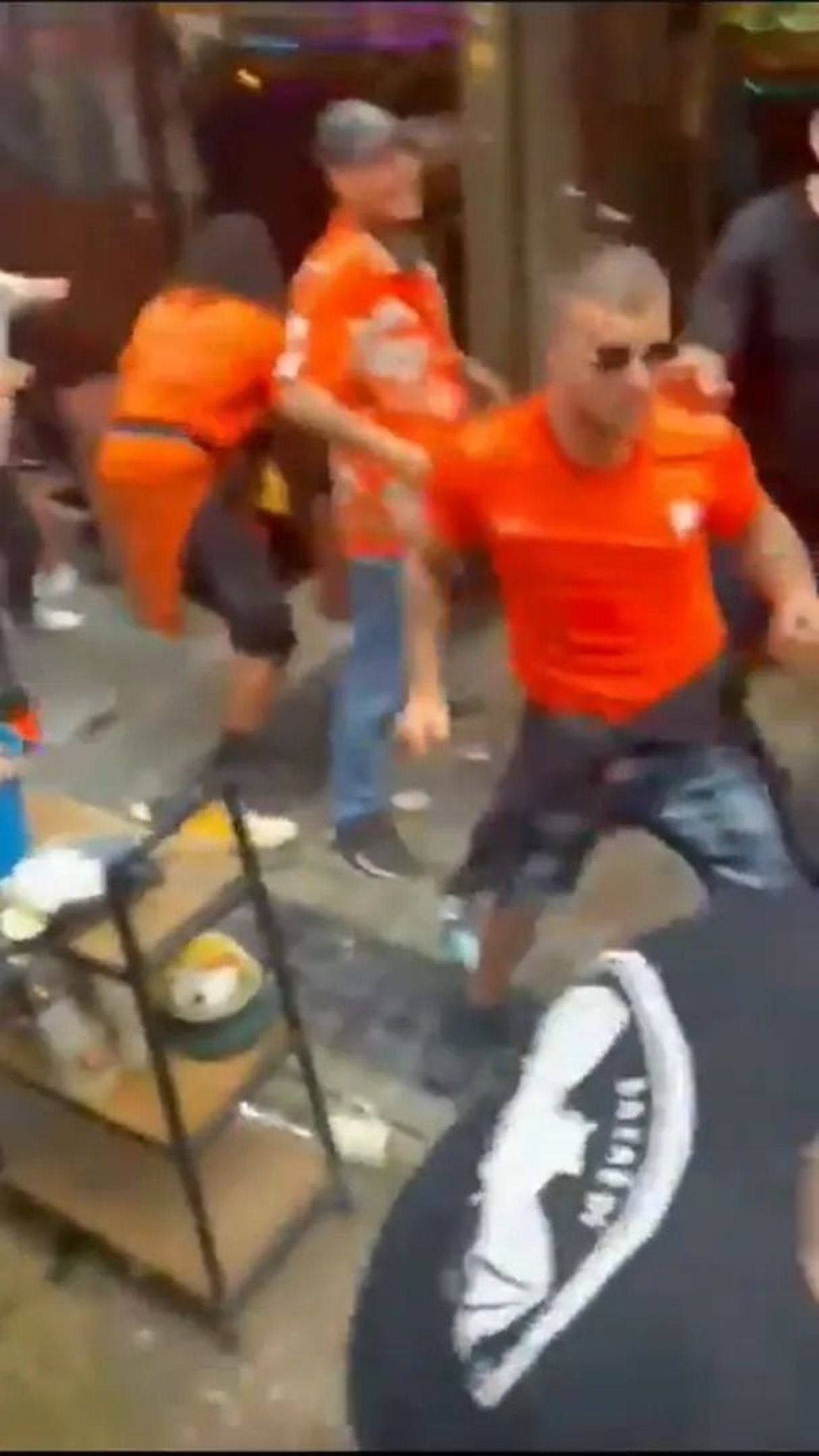 Scene șocante înainte de Olanda - Anglia! Au devastat un bar și s-au bătut cu scaune și televizoare_104