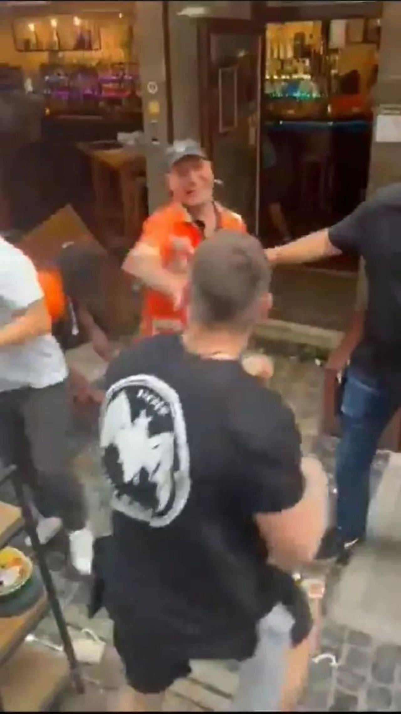 Scene șocante înainte de Olanda - Anglia! Au devastat un bar și s-au bătut cu scaune și televizoare_106