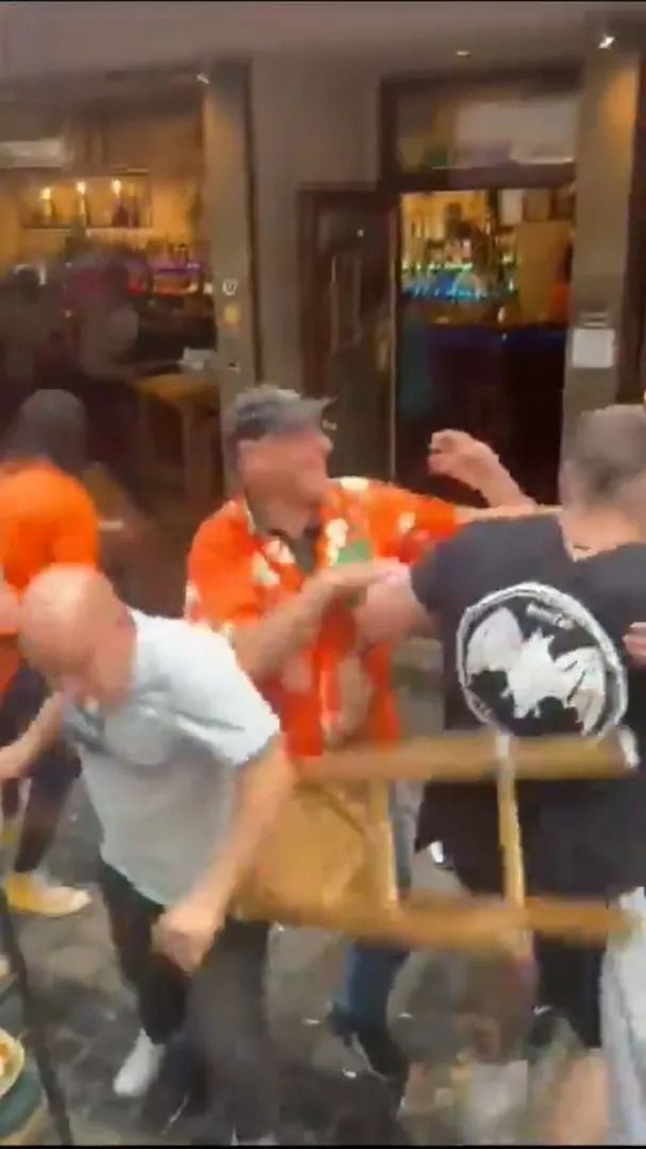 Scene șocante înainte de Olanda - Anglia! Au devastat un bar și s-au bătut cu scaune și televizoare_107
