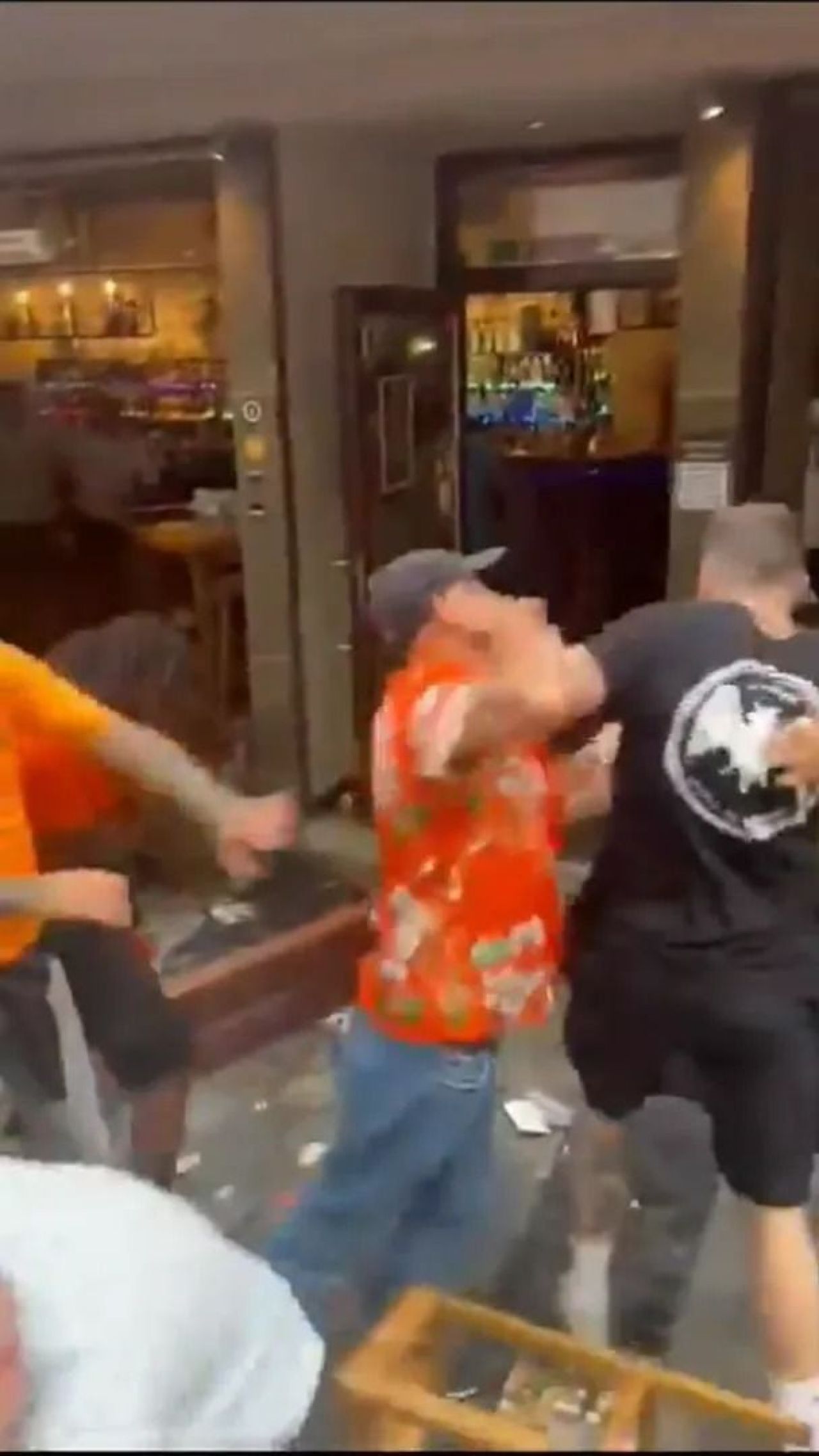 Scene șocante înainte de Olanda - Anglia! Au devastat un bar și s-au bătut cu scaune și televizoare_108