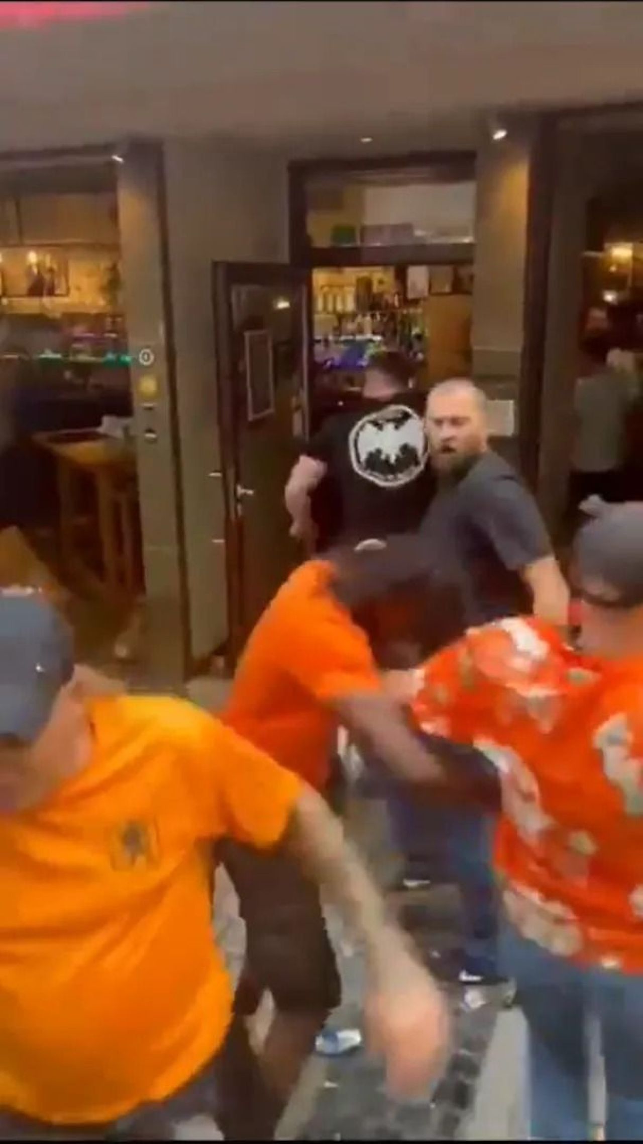 Scene șocante înainte de Olanda - Anglia! Au devastat un bar și s-au bătut cu scaune și televizoare_110
