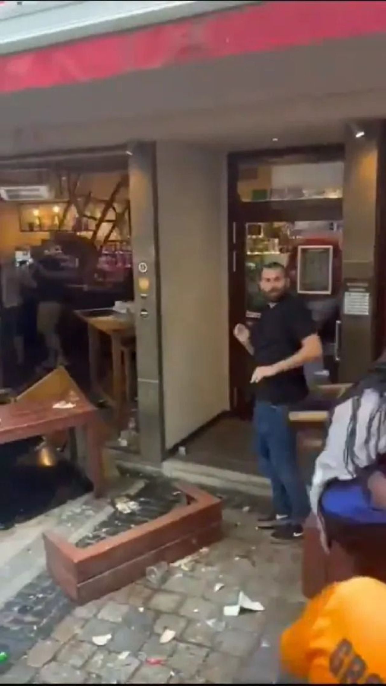 Scene șocante înainte de Olanda - Anglia! Au devastat un bar și s-au bătut cu scaune și televizoare_114