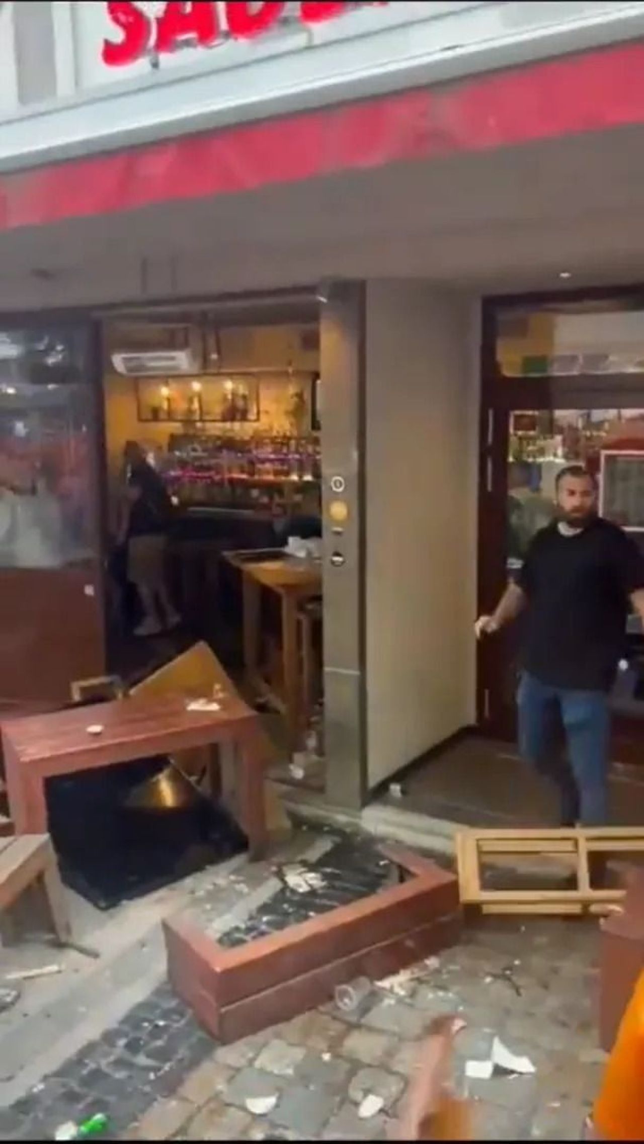 Scene șocante înainte de Olanda - Anglia! Au devastat un bar și s-au bătut cu scaune și televizoare_116