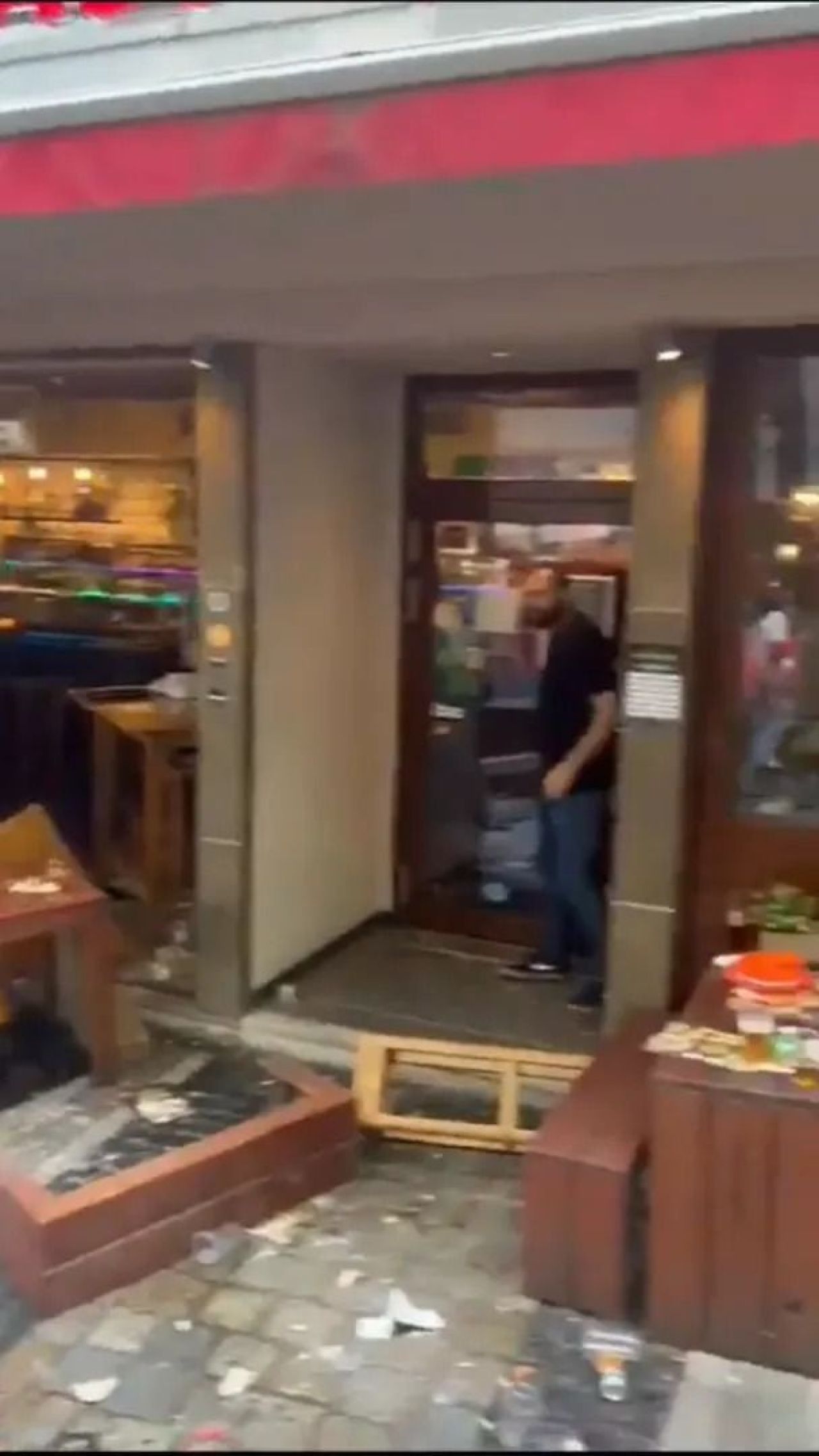 Scene șocante înainte de Olanda - Anglia! Au devastat un bar și s-au bătut cu scaune și televizoare_118