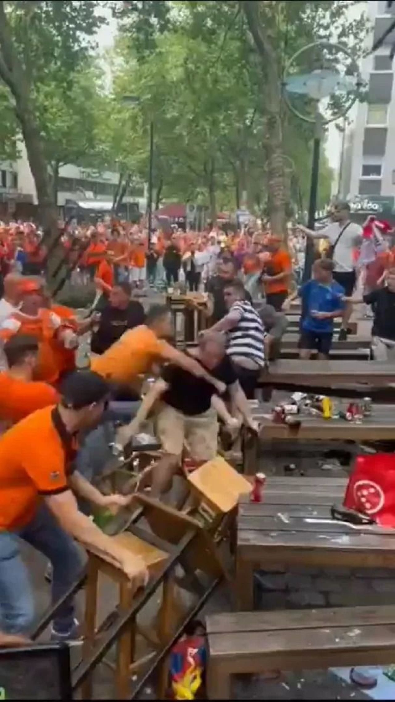 Scene șocante înainte de Olanda - Anglia! Au devastat un bar și s-au bătut cu scaune și televizoare_120