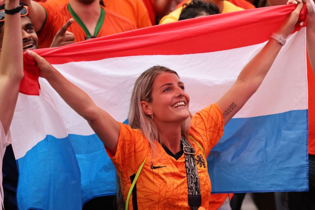 Frumusețile de la EURO 2024! Imagini spectaculoase cu fanele care au făcut senzație în tribune _111