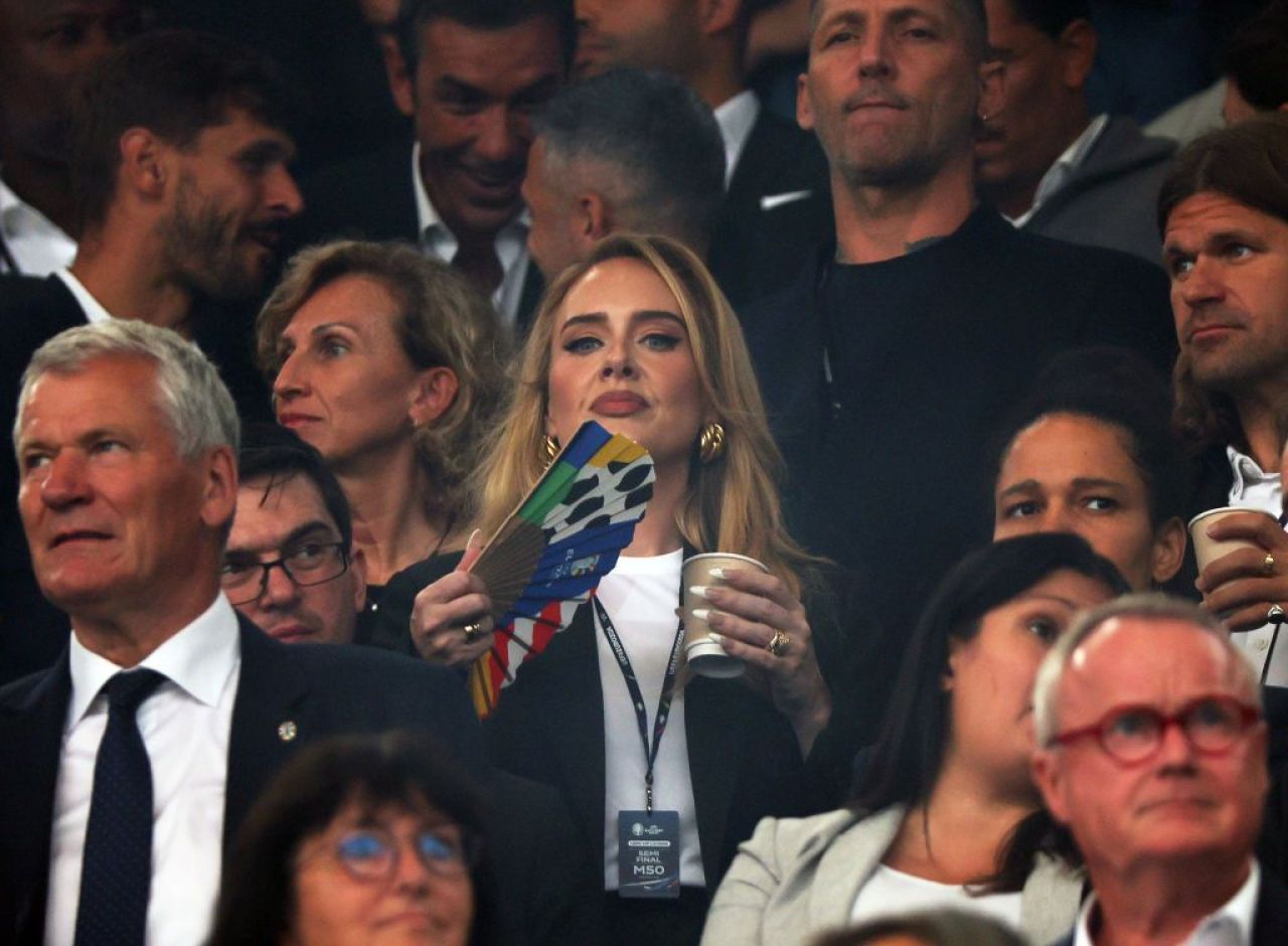 Reacție de milioane! Cum au fost surprinși Adele și Ed Sheeran în momentul în care Anglia a marcat golul victoriei_1