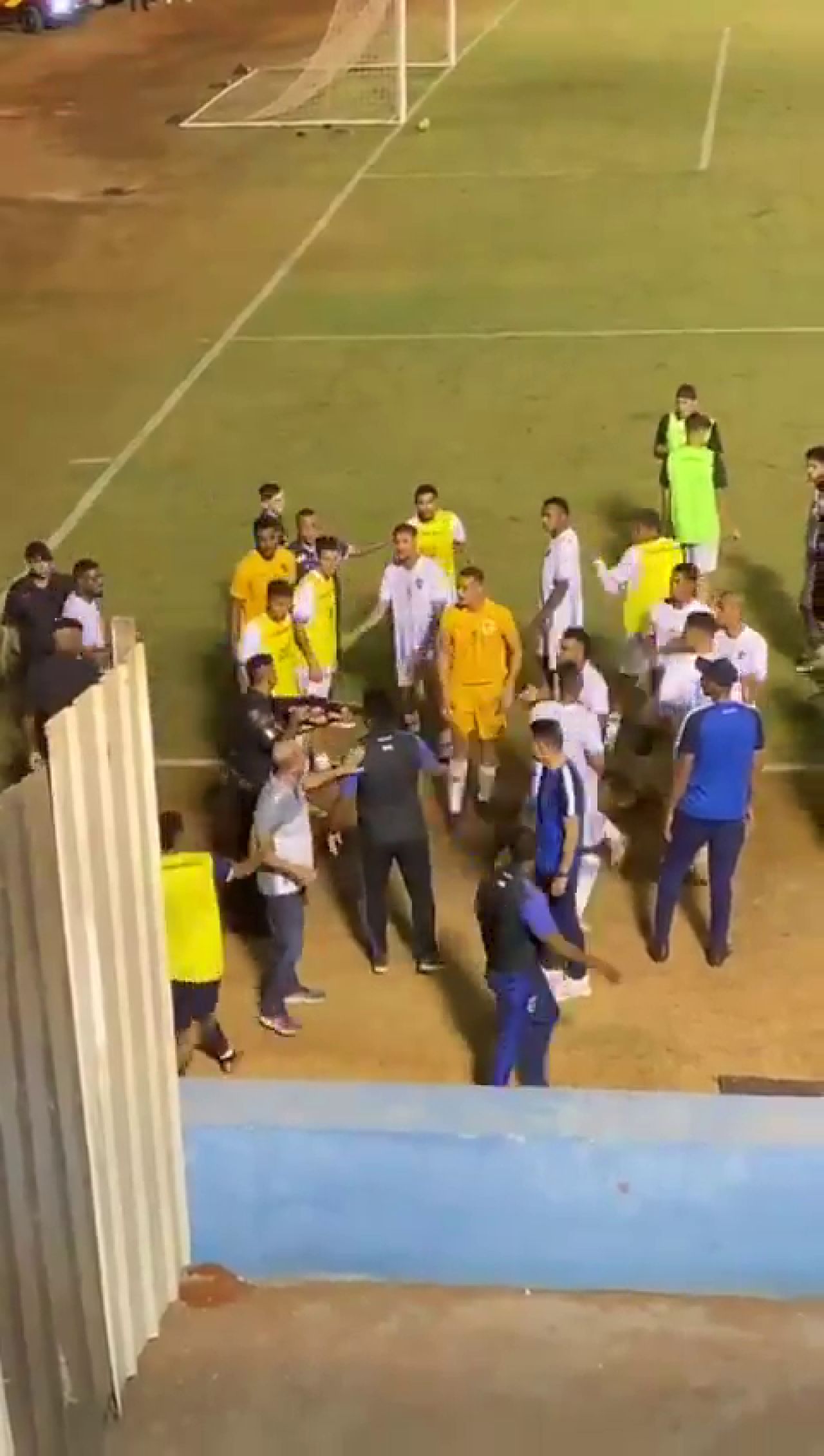 Scenă șocantă! Un fotbalist a fost împușcat chiar pe gazon: