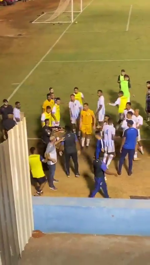 Scenă șocantă! Un fotbalist a fost împușcat chiar pe gazon: 