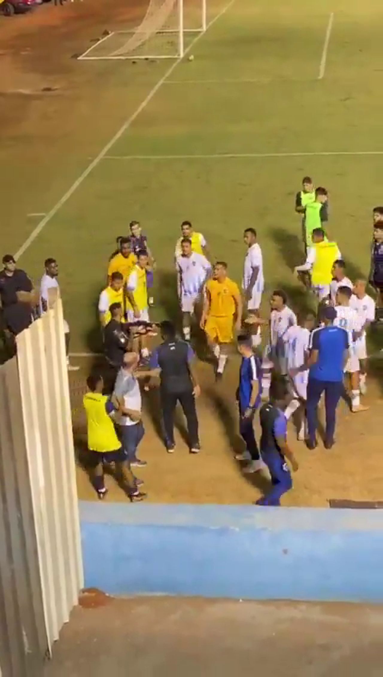Scenă șocantă! Un fotbalist a fost împușcat chiar pe gazon: