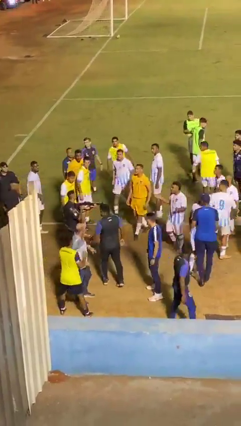 Scenă șocantă! Un fotbalist a fost împușcat chiar pe gazon: 