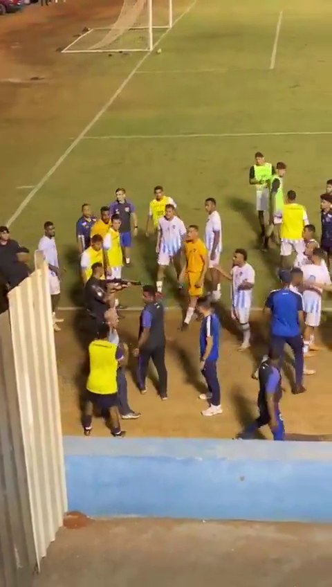 Scenă șocantă! Un fotbalist a fost împușcat chiar pe gazon: 