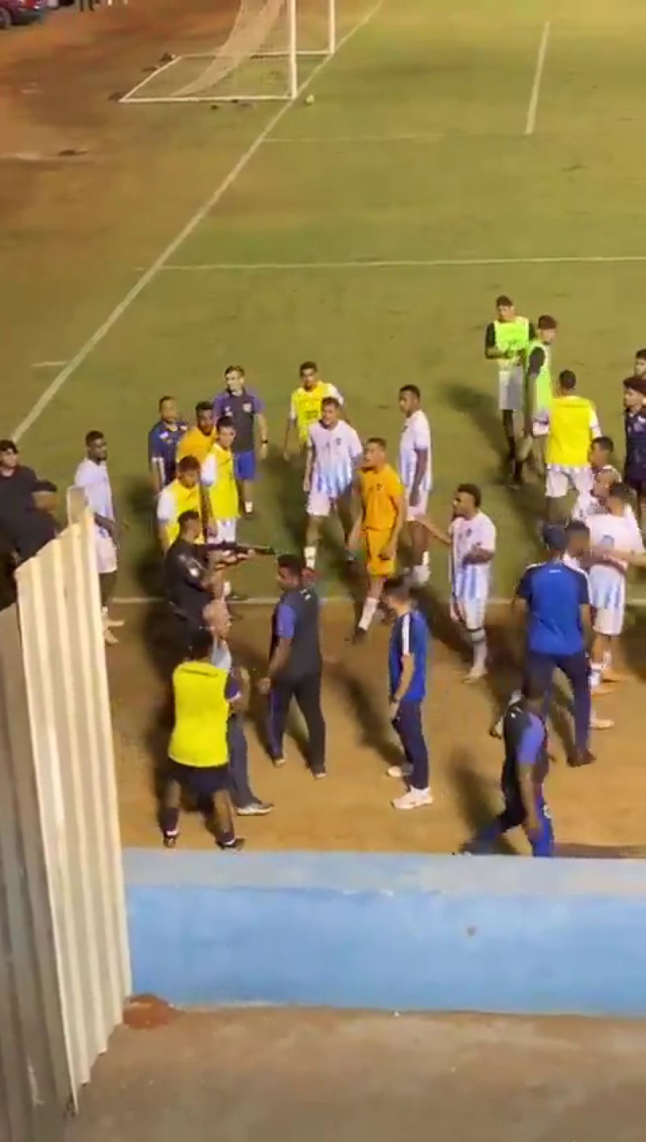 Scenă șocantă! Un fotbalist a fost împușcat chiar pe gazon: