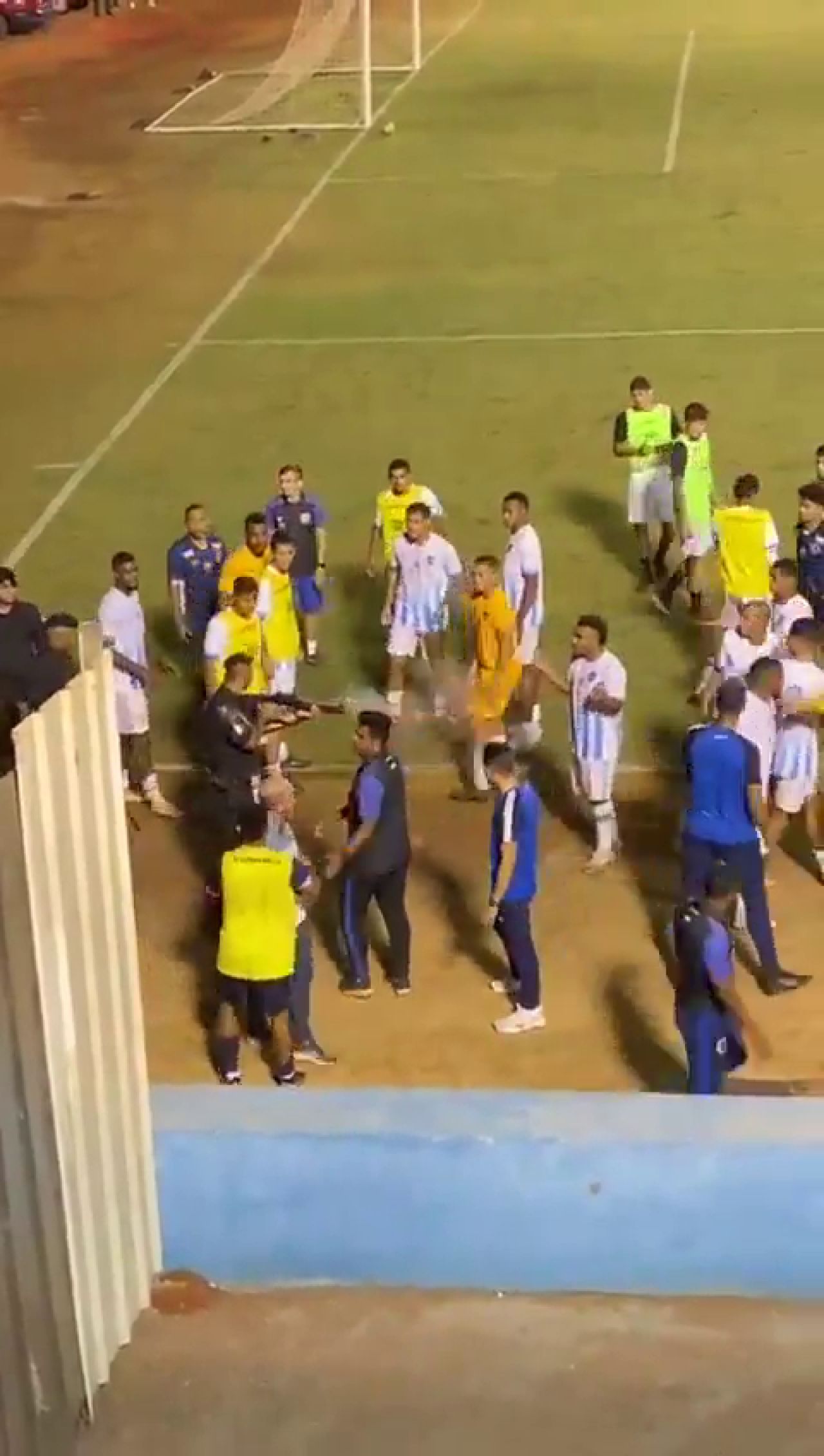 Scenă șocantă! Un fotbalist a fost împușcat chiar pe gazon: