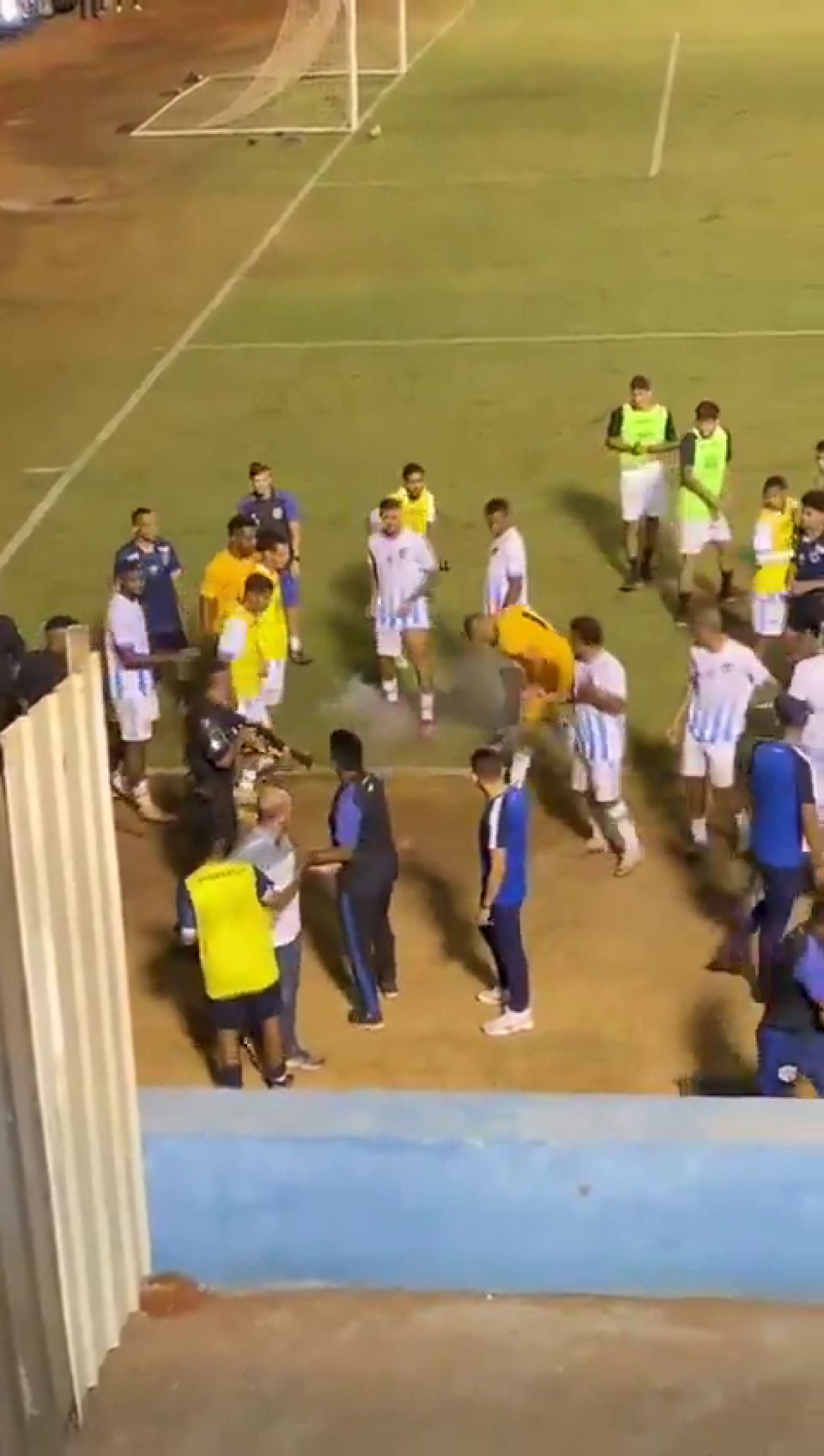 Scenă șocantă! Un fotbalist a fost împușcat chiar pe gazon: