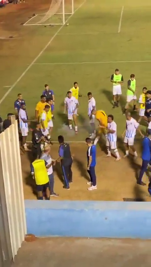 Scenă șocantă! Un fotbalist a fost împușcat chiar pe gazon: 
