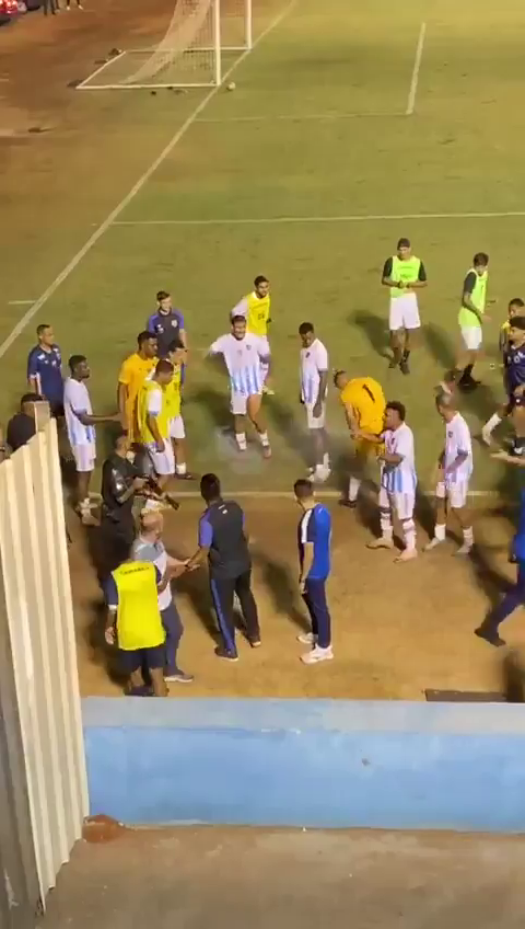 Scenă șocantă! Un fotbalist a fost împușcat chiar pe gazon: 