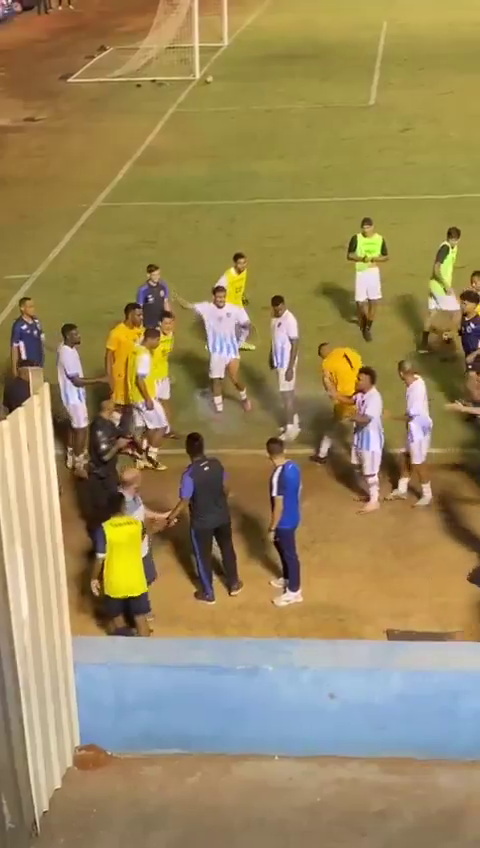 Scenă șocantă! Un fotbalist a fost împușcat chiar pe gazon: 