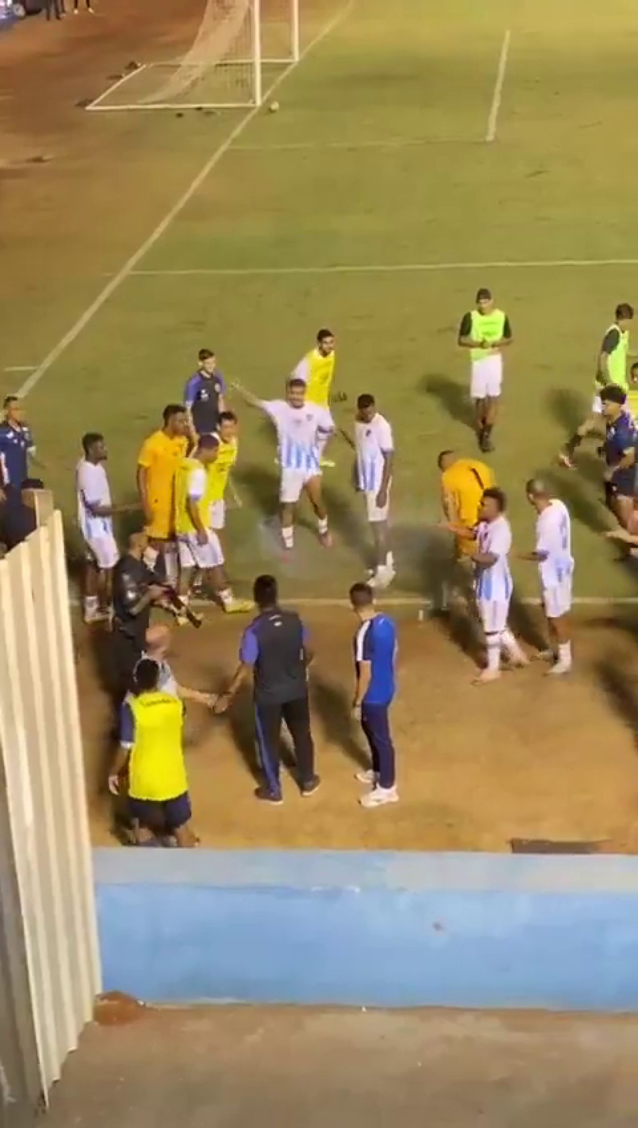 Scenă șocantă! Un fotbalist a fost împușcat chiar pe gazon: