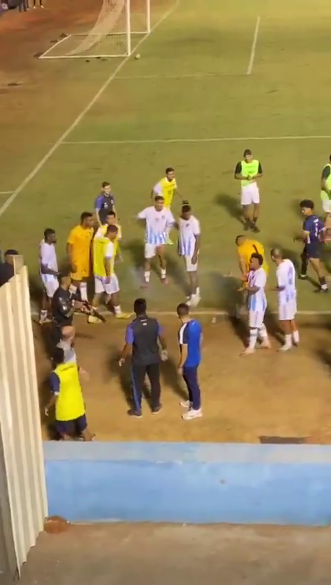 Scenă șocantă! Un fotbalist a fost împușcat chiar pe gazon: 