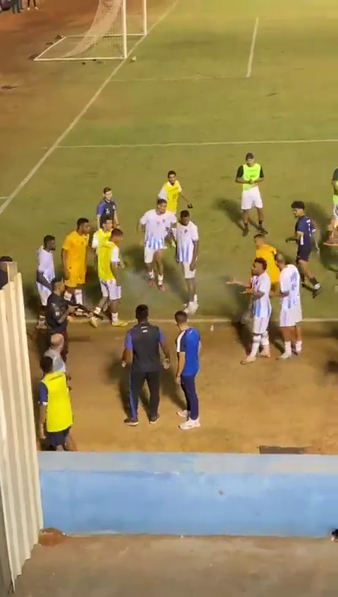 Scenă șocantă! Un fotbalist a fost împușcat chiar pe gazon: 