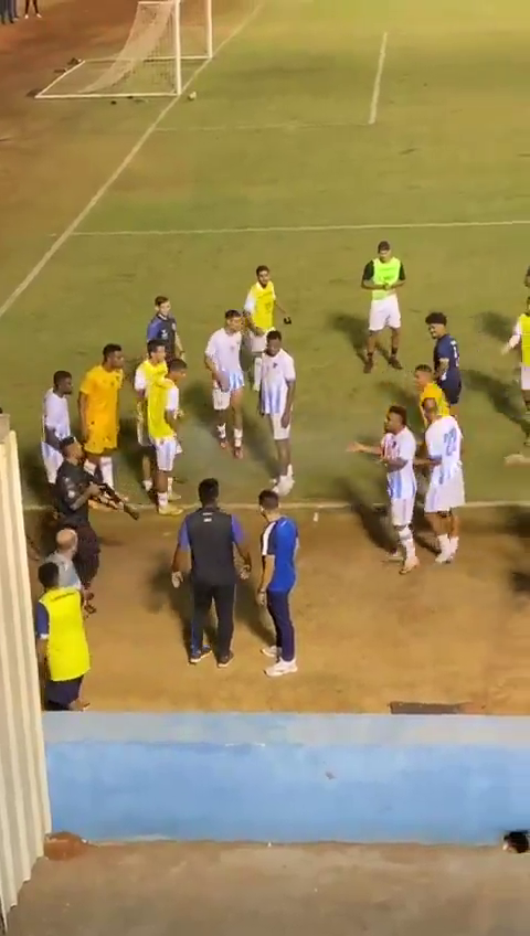 Scenă șocantă! Un fotbalist a fost împușcat chiar pe gazon: 