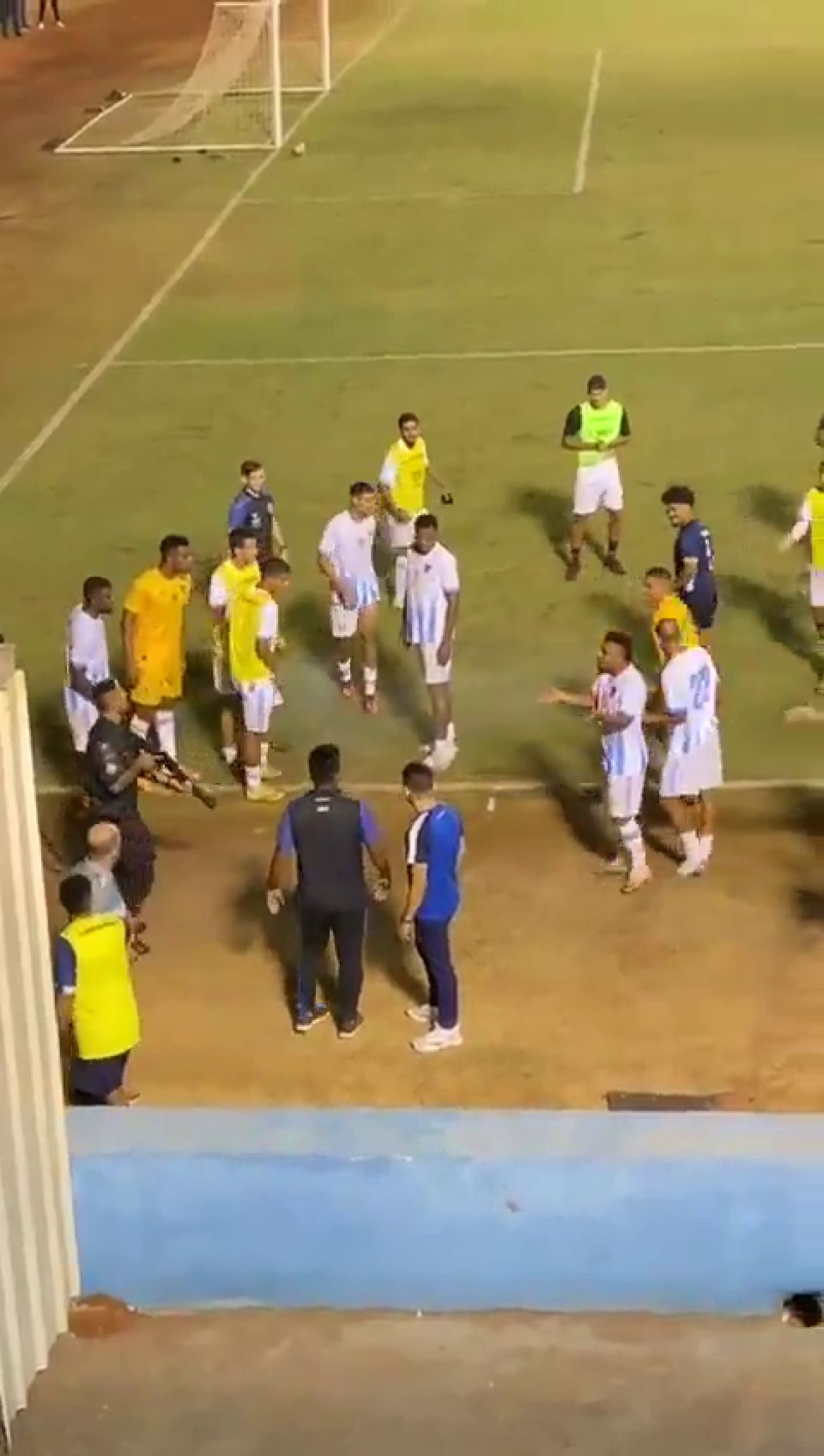 Scenă șocantă! Un fotbalist a fost împușcat chiar pe gazon: