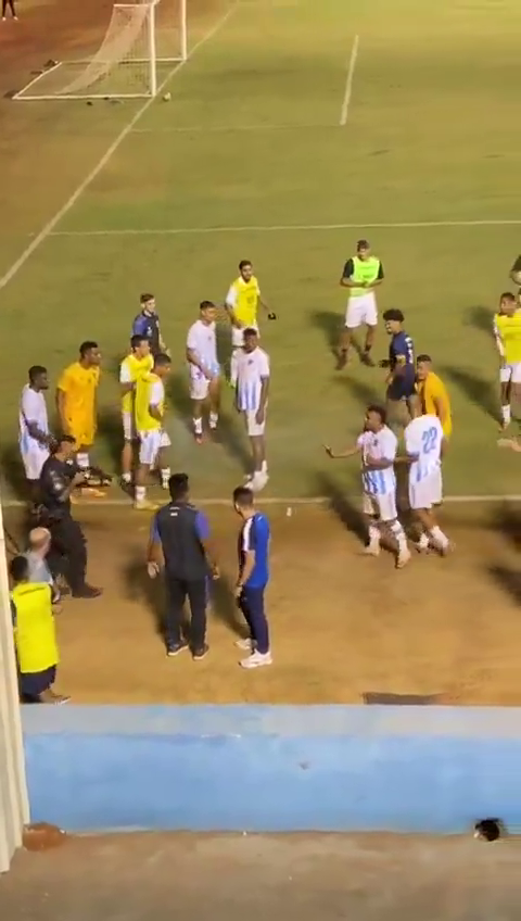 Scenă șocantă! Un fotbalist a fost împușcat chiar pe gazon: 