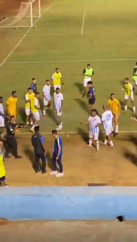 Scenă șocantă! Un fotbalist a fost împușcat chiar pe gazon: 