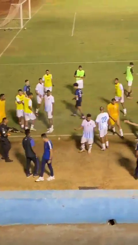 Scenă șocantă! Un fotbalist a fost împușcat chiar pe gazon: 
