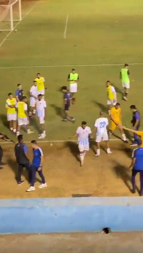 Scenă șocantă! Un fotbalist a fost împușcat chiar pe gazon: 
