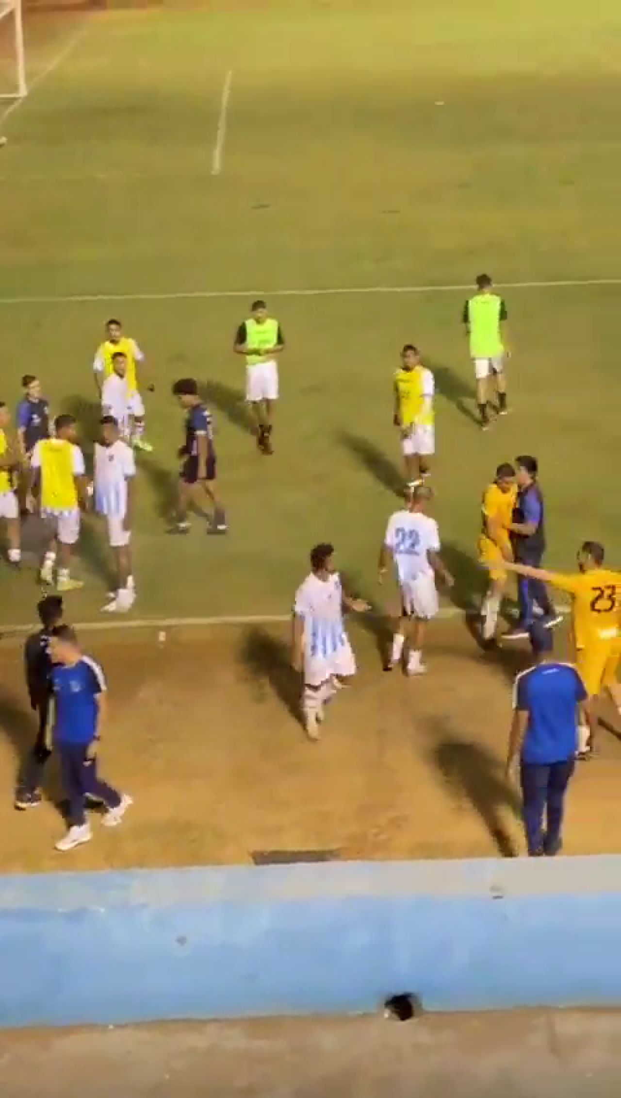 Scenă șocantă! Un fotbalist a fost împușcat chiar pe gazon:
