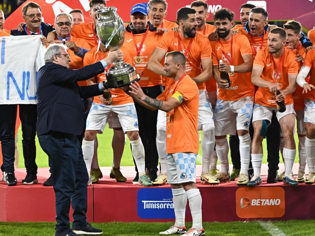 UEFA are banii pregătiți! Ce premiu își asigură Corvinul Hunedoara dacă trece de Paks_16