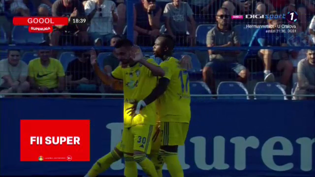 ”Cea mai sexy fotbalistă din lume” a fost prezentată la noua sa echipă!_25