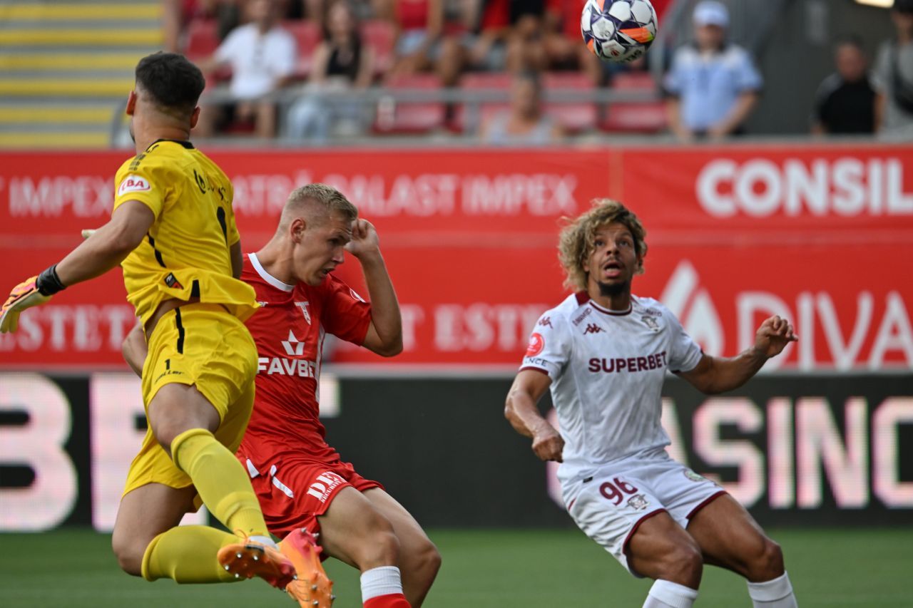 UTA Arad - Rapid 1-1. Final nebun: gol anulat pentru gazde, arădenii revoltați. Suporterii au strigat: